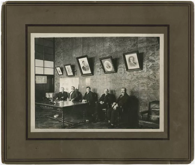 Arturo Alessandri Palma de visita en una sede social. 