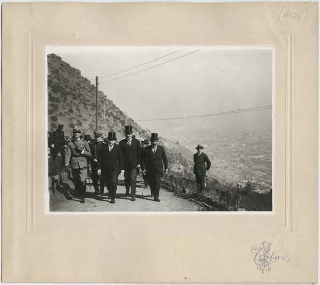 Visita del Príncipe Humberto de Saboya a Chile. Visita al cerro San Cristóbal. 