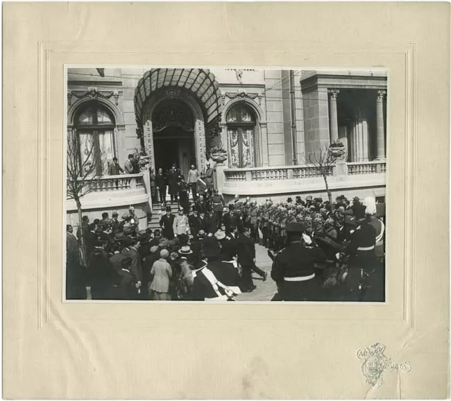 Recibimiento al Príncipe Humberto de Saboya por el Presidente Arturo Alessandri Palma frente al Palacio Ariztía. 