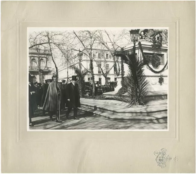 El Presidente Arturo Alessandri Palma con el Príncipe Humberto de Saboya junto al Monumento de O'Higgins en la Alameda. 