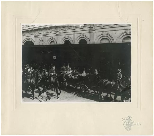 Visita del Príncipe Humberto de Saboya a Chile. Carroza frente al Portal Fernández Concha. 