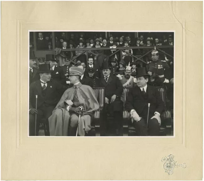 El Presidente Arturo Alessandri con el Príncipe Humberto de Saboya en las tribunas del parque Cousiño. 