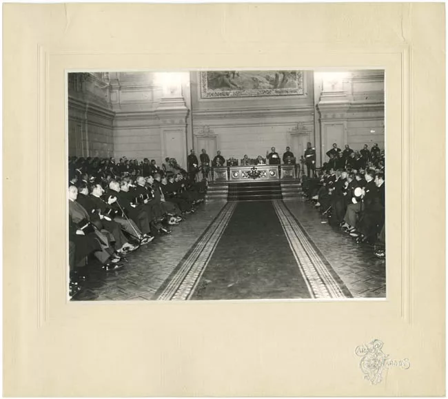 El Presidente Arturo Alessandri Palma con el Principe Humberto de Saboya en el Salón de Honor del Congreso Nacional. 