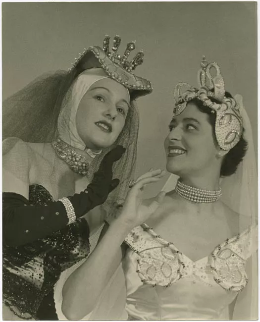 Alicia Quiroga y Maria Maluenda en la obra Noche de Reyes, Teatro Experimental