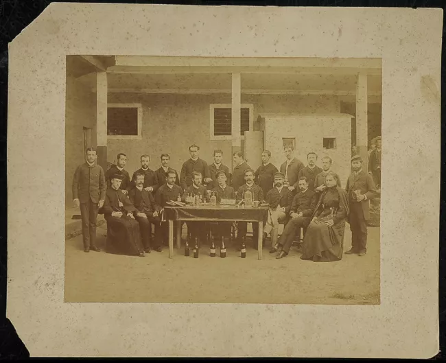 Retrato de grupo científico con sacerdote Jesuita y Manuel Barros Borgoño.