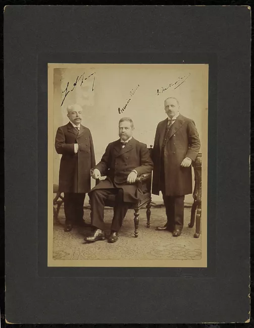Retrato grupal del Presidente Germán Riesco con José A. Terry y Francisco Vergara Donoso. 
