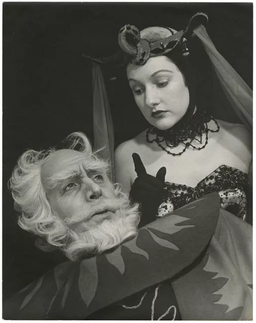 Roberto Parada y Maria Maluenda en la obra Noche de Reyes, Teatro Experimental