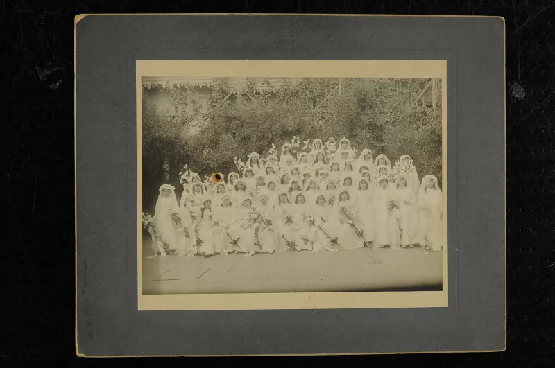 Retrato grupal, primera comunión con Maria Bascuñan y las niñas Echeverria Vicuña y Ferrari de la Barra.   