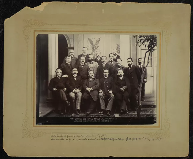 Retrato grupal, profesores del liceo Miguel Luis Amunategui con Julio Vicuña Cifuentes. 