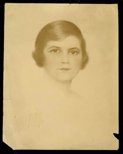 Reproducción de dibujo de retrato de mujer joven