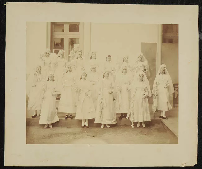 Retrato grupal de niñas en su primera comunión.