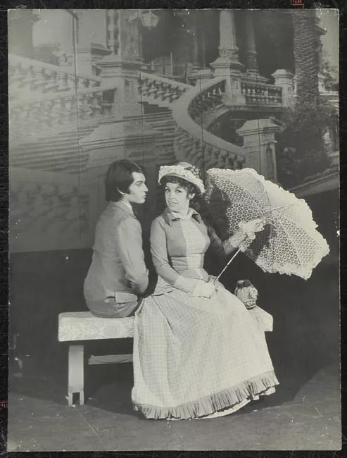 Carmen Barros y pareja en obra de teatro