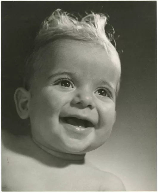 Retrato infantil de estudio de niño Fey