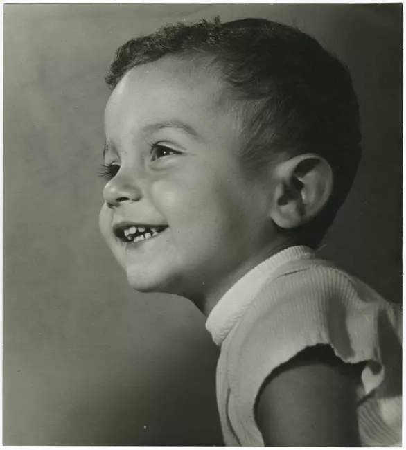 Retrato infantil de estudio de niño Bardo