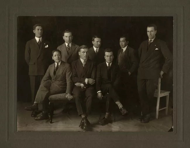 Retrato grupal de hombres no identificados.