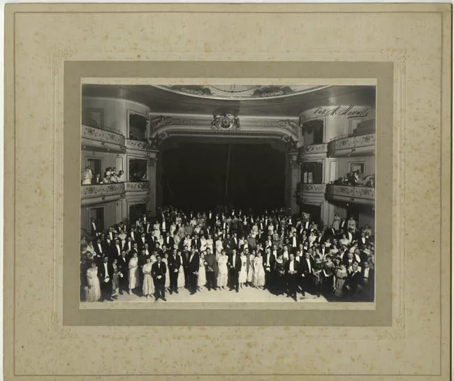 Retrato grupal, baile en el Teatro Municipal de Iquique.