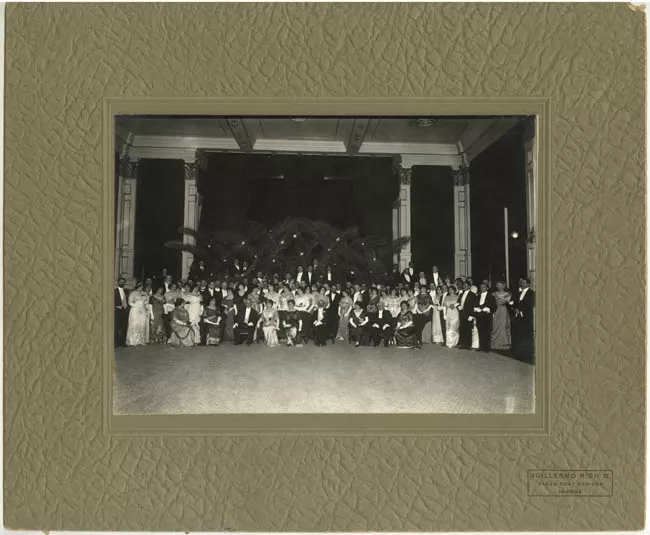 Retrato grupal, gala en el Teatro Municipal de Iquique.