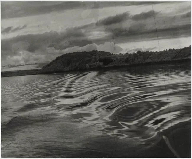 Reflejos en el agua entre Puerto Montt y Chiloé. 