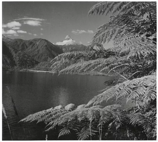 Vista del lago Rupanco con el volcán Puntiagudo
