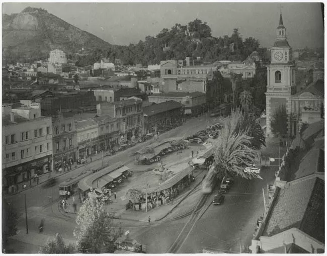 Vista del cerro Santa Lucía y la avenida Alameda, con Pérgola de Flores San Francisco e iglesia San Francisco
