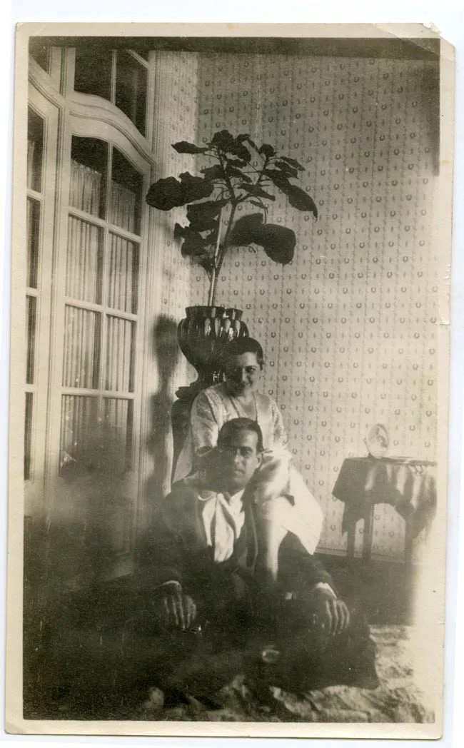1 PAREJA EN INTERIOR DE CASA
