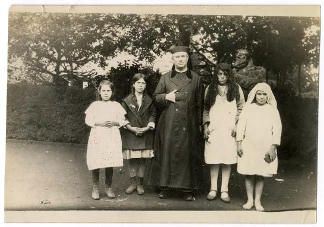 Sacerdote junto a unos niños