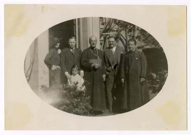 Sacerdote con un grupo de personas
