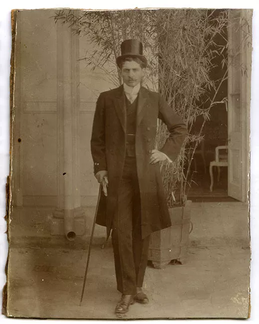 CARLOS VARAS EN TENIDA ELEGANTE