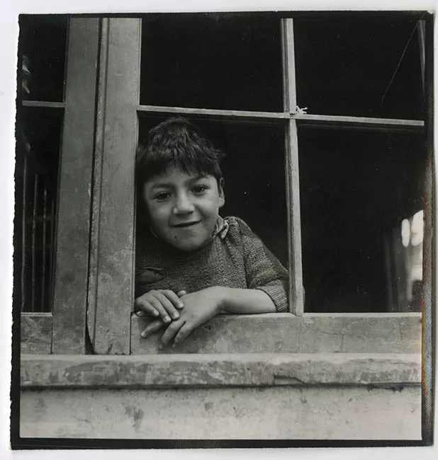 Niño en la ventana