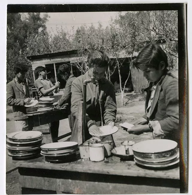 Niños lavando platos