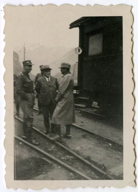 FOTO EN LAS LINEAS FERREAS