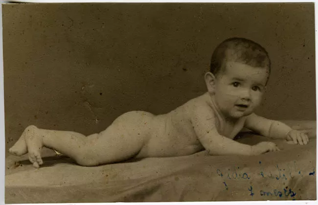 Niño tendido desnudo