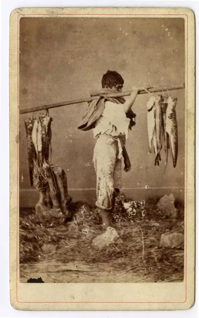 Niño vendedor de pescado