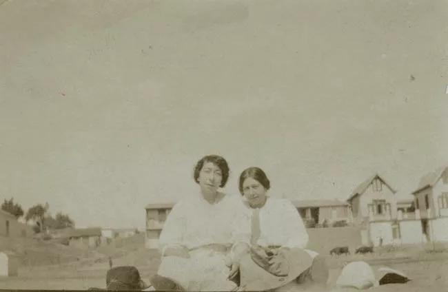 Dos mujeres sentadas