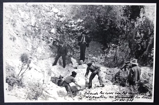 Sacando los sacos con las muestras de caolín en yacimiento San Javier