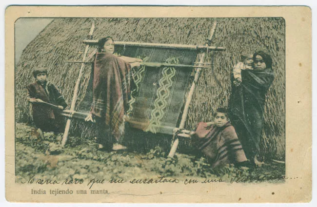 Mujer mapuche tejiendo a telar junto a niños