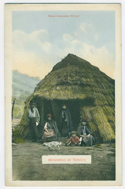 Familia mapuche frente a ruca, en Temuco