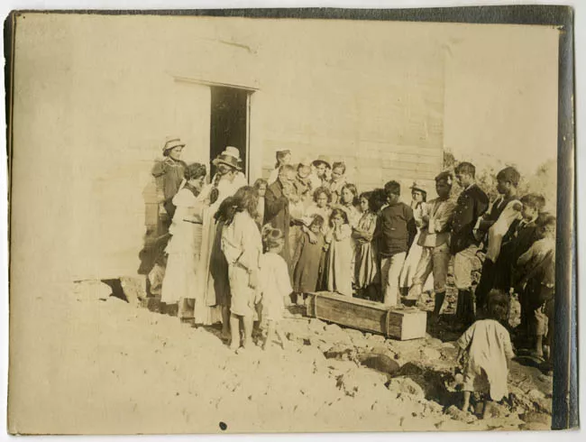 Sacerdote benedictino en funeral Isla de Pascua