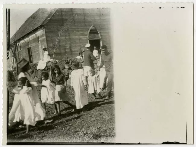 Isleños saliendo de iglesia. 