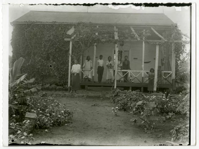 Isleños en porch. Isla de Pascua.