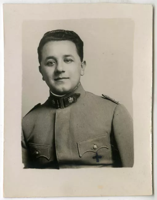 1 JOVEN CON UNIFORME MILITAR