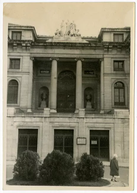 FRONTIS DE CASA, EMBAJADA ?.