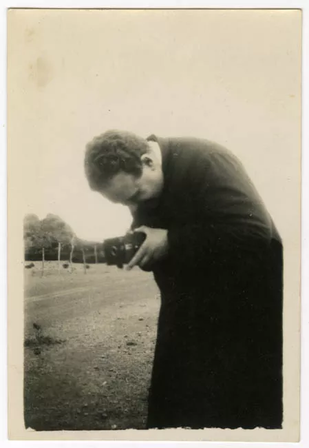 Sacerdote tomando una fotografía