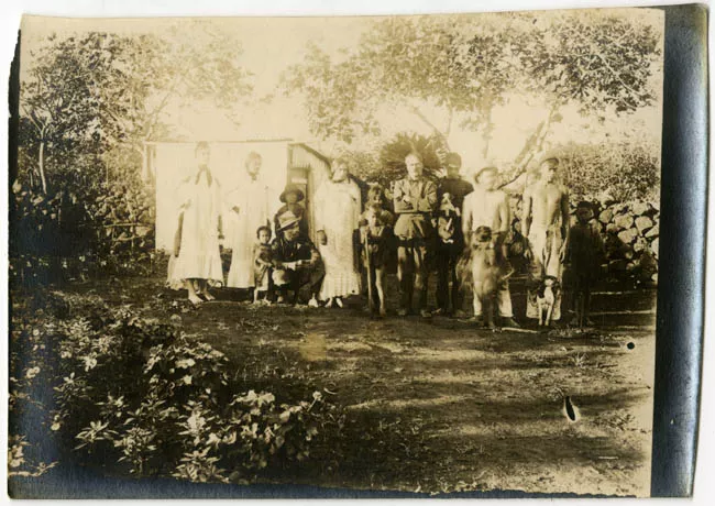 FAMILIA PASCUENSE FRENTE A SU CASA