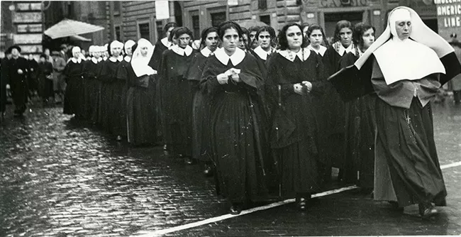 Procesión de religiosas 