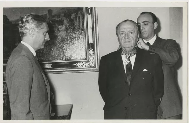 RENE SILVA ESPEJO,SIENDO CONDECORADO