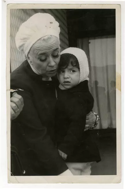Silvia Piñeiro y niño en brazos