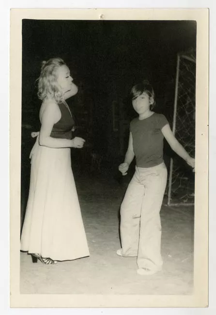 Silvia Piñeiro bailando en una fiesta con su hijo