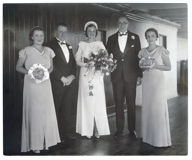 Retrato oficial de novios y damas de compañía