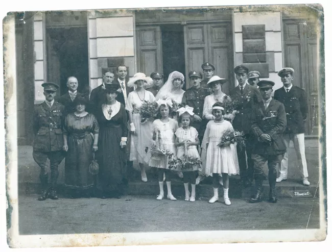 Retrato grupal de novios y familia